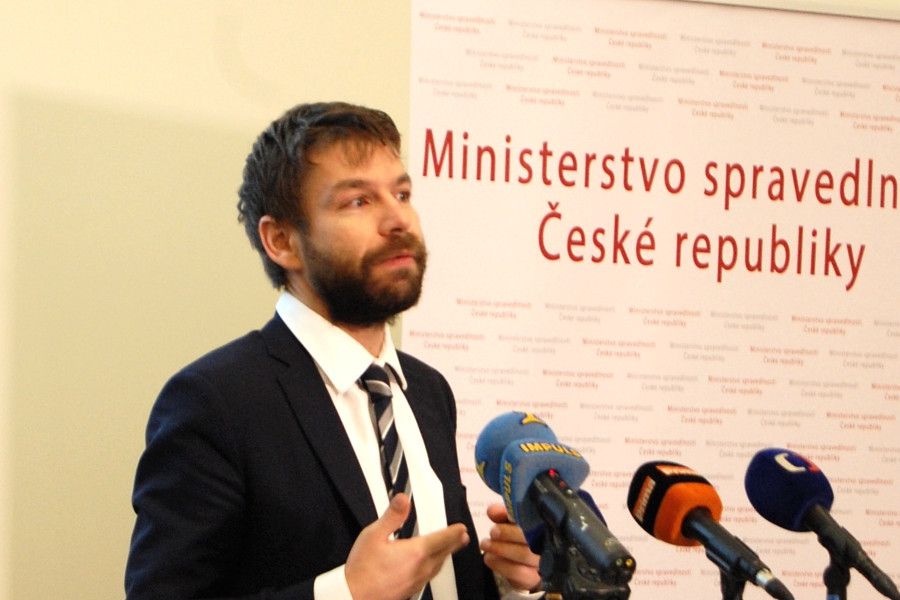 Pomoc předluženým obyvatelům mají nyní v rukou poslanci. Nejde o dluhovou amnestii, říká ministr Pelikán