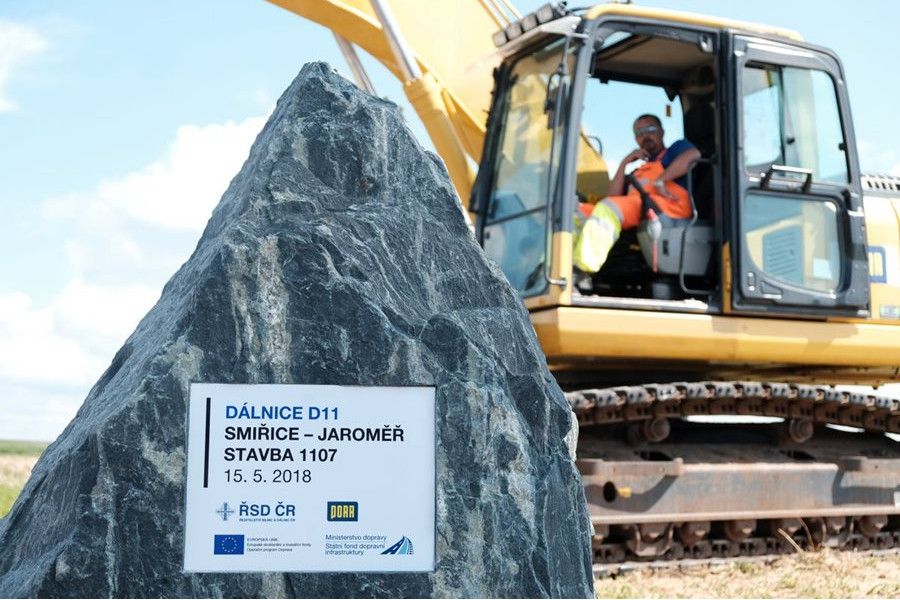 Stavba sedmi kilometrů D11 mezi Smiřicemi a Jaroměří začíná