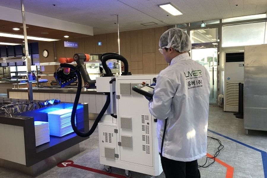 Proti koronaviru bojují v nemocnicích i roboty