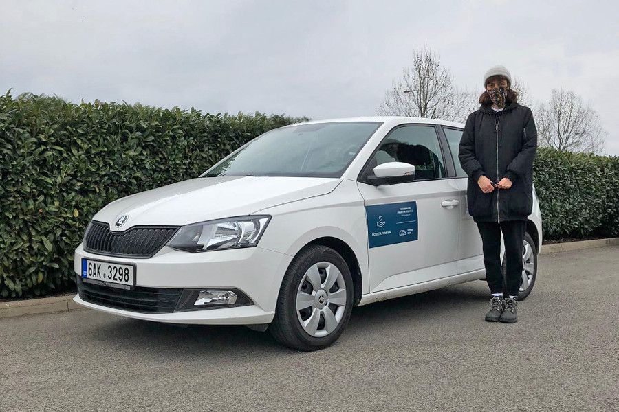 Vozy od Volkswagen Financial Services rozváží obědy, potraviny a roušky potřebným