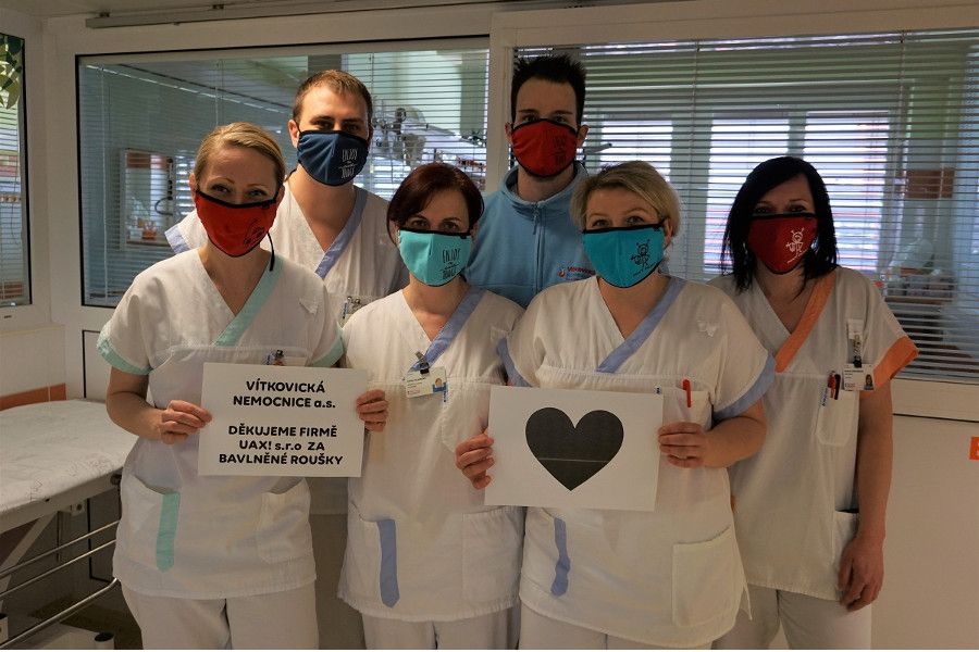 UAX! vyzbrojil zdravotníky rouškami, které umí vykouzlit úsměv