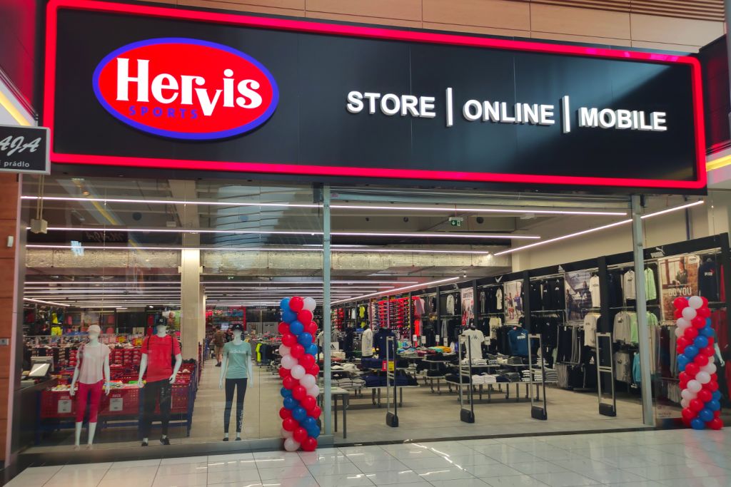 Hervis po rekonstrukci znovuotevírá svou vůbec první prodejnu a rozšiřuje sortiment