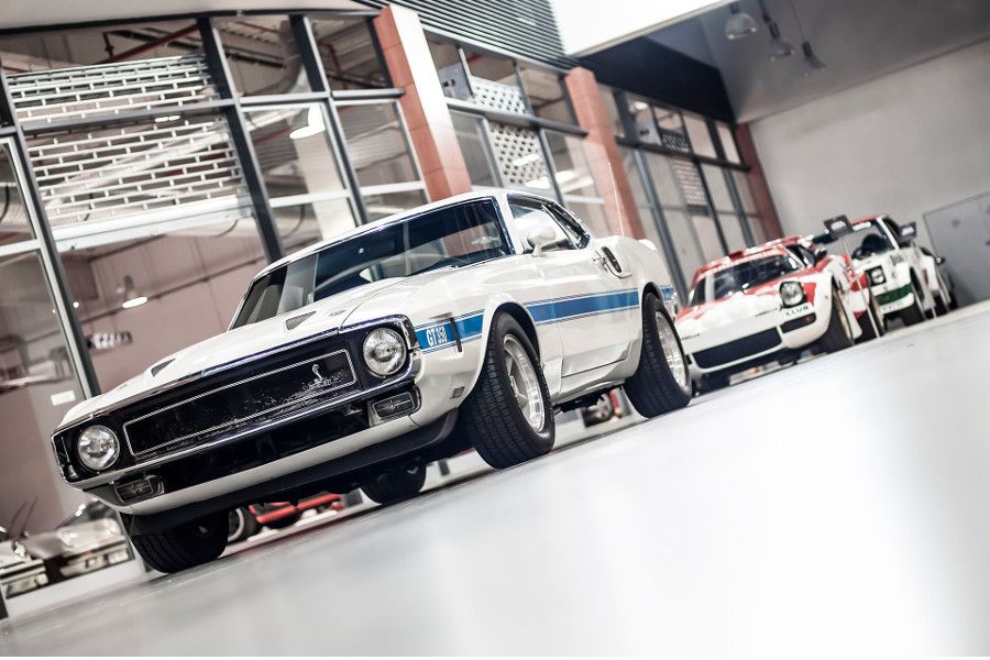 Jedna z největších automobilových sbírek Engine Classic Cars Gallery otevřená pro veřejnost