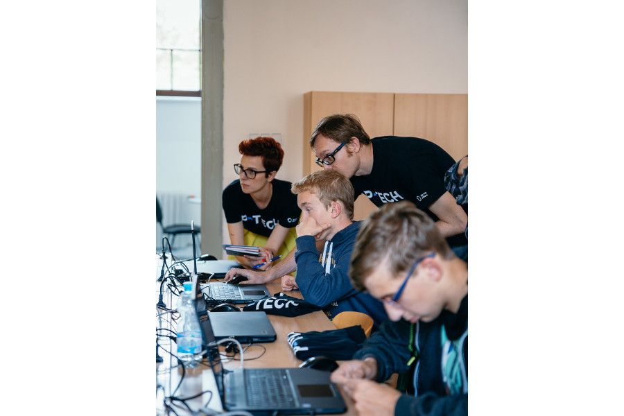 Čtyři nové školy a čtyři noví firemní partneři se připojili k IBM vzdělávacímu programu P-TECH
