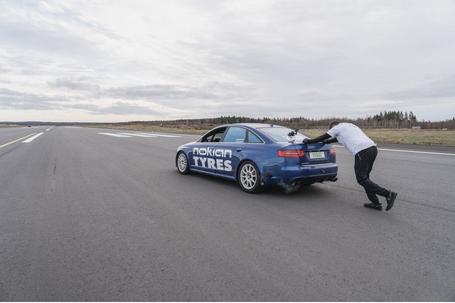 Nokian Tyres přispěla k dosažení světového rekordu: Při tlačení vozidla je klíčová souhra dovedností