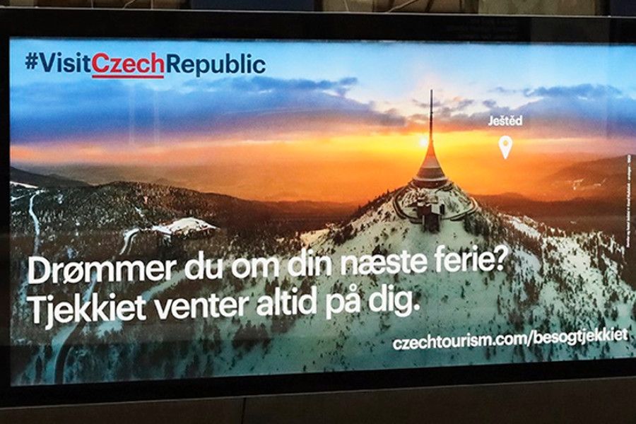 Billboardy v Kodani lákají na zimní dovolenou do Česka