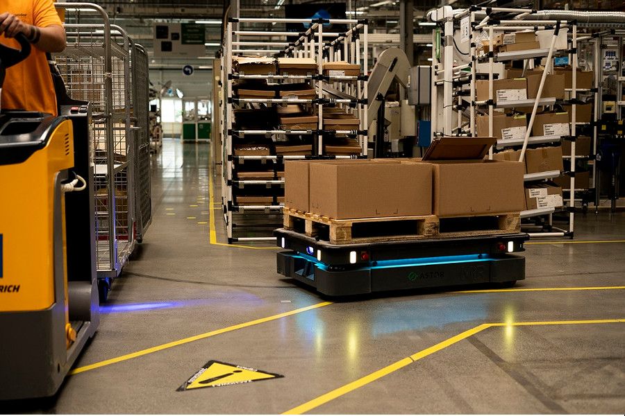 MiR500 snižuje náklady na přepravu ve Schneider Electric