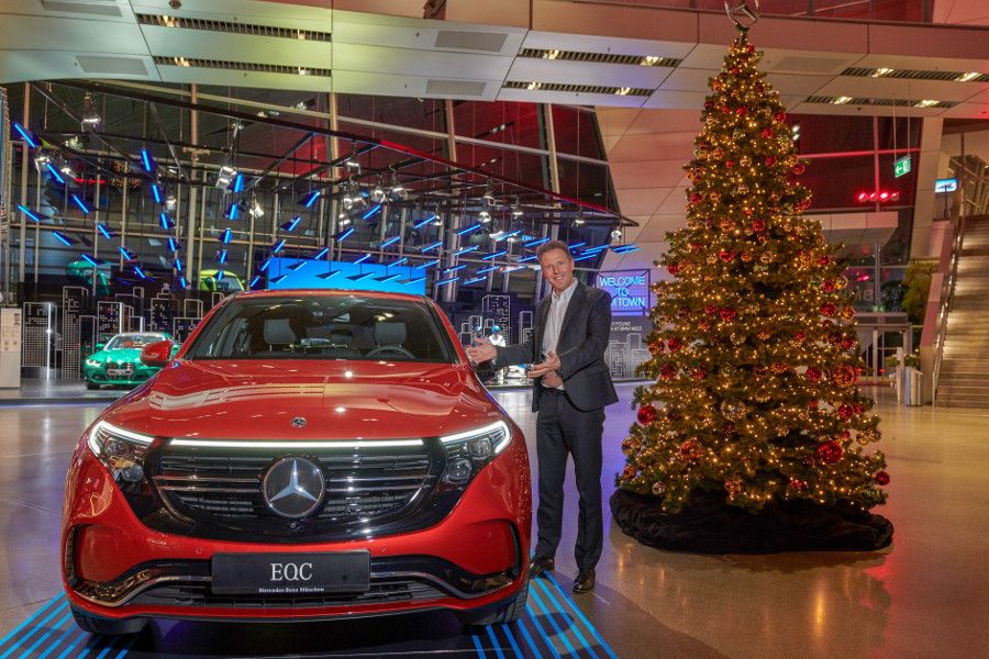 BMW AG a Mercedes-Benz Mnichov ve společné reklamní kampani poukazují na solidaritu v těžkých časech