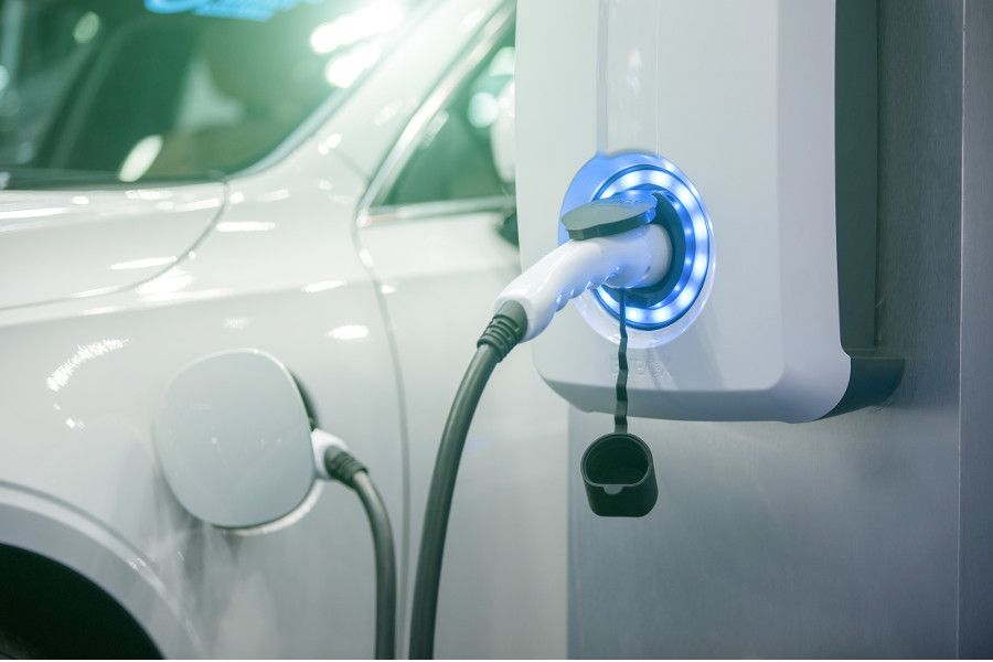 Zájem o elektromobily byl loni v Česku rekordní, v jejich využívání ale za Evropou zaostáváme