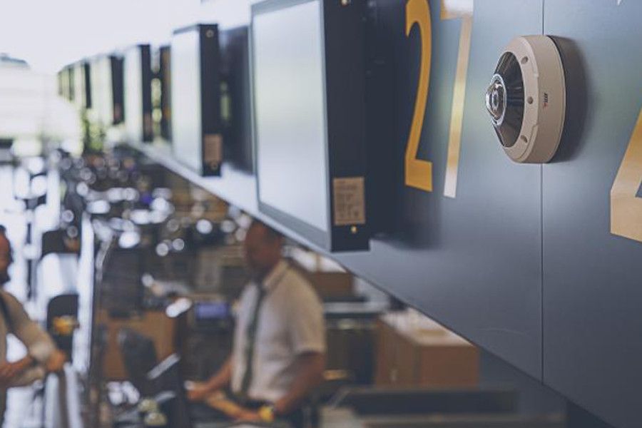 Axis uvádí kompaktní 360° kameru s excelentním obrazem a dvěma mikrofony