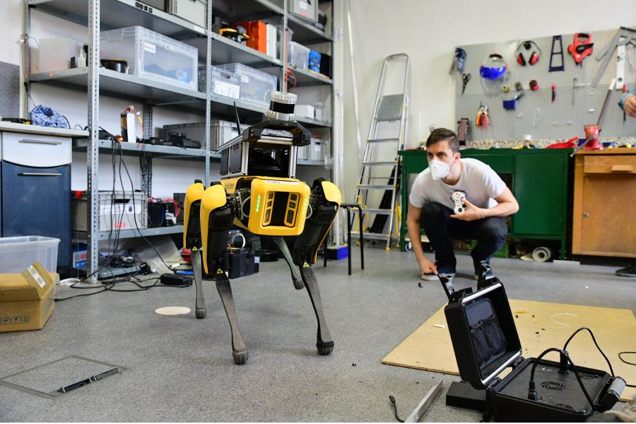 Čtyřnohý robot SPOT posílil tým robotiků Fakulty elektrotechnické ČVUT