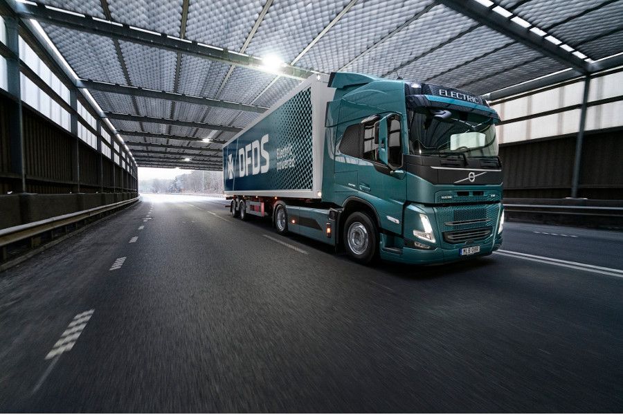 Společnosti Volvo Trucks a DFDS spolupracují na elektrifikaci dodavatelského řetězce