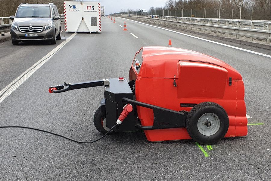 Unikátní „mikrovlnka“ FT4 již brzy dokáže opravit výtluk či trhlinu na silnici za pouhých 15 minut – a to trvale!