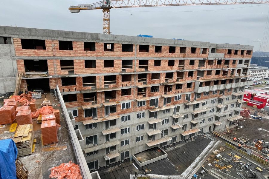Nájemní bydlení v AFI City má za sebou další milník: hotovu hrubou stavbu u prvního apartmánového domu