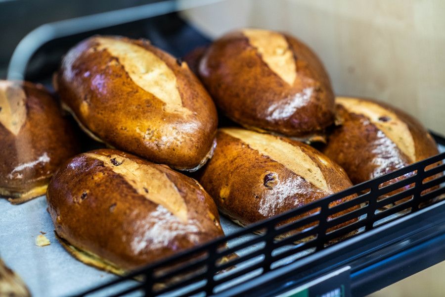 Albert dává neprodaným banánům druhou šanci a testuje nový druh pečiva