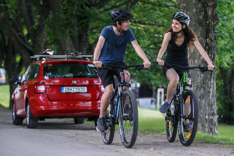 Dovolené lidé plánovali s kratším předstihem, ukázala data z carsharingu.