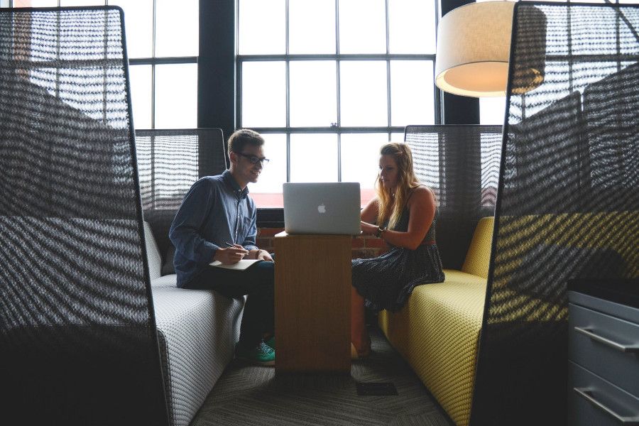 Lidé se do kanceláří v plné síle nevrátili, firmy je přizpůsobují nové době