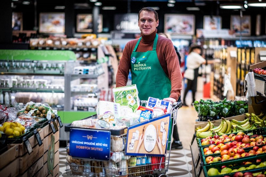 Ve Sbírce potravin se v prodejnách Albert vybralo téměř 108 tun potravin