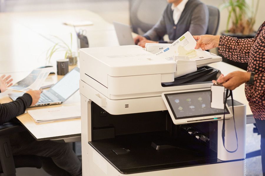 Češi v práci tisknou i 50 stránek denně