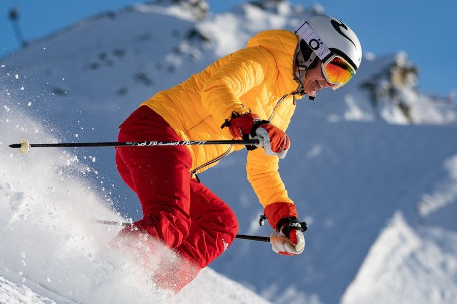 Chystáte se na hory? Desetina lyžařů riskuje, nemá pojištění odpovědnosti