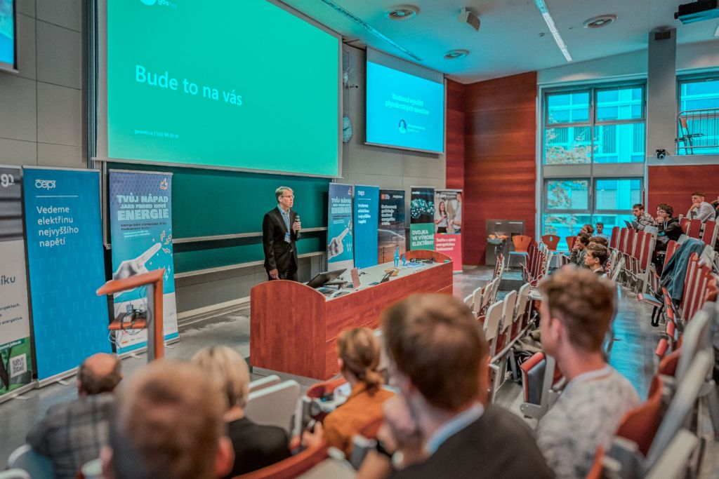 Vítězové Energetické olympiády 2023 přišli s nápadem na pěstování řas na záchyt CO2 a jeho následnou přeměnu na elektrickou energii