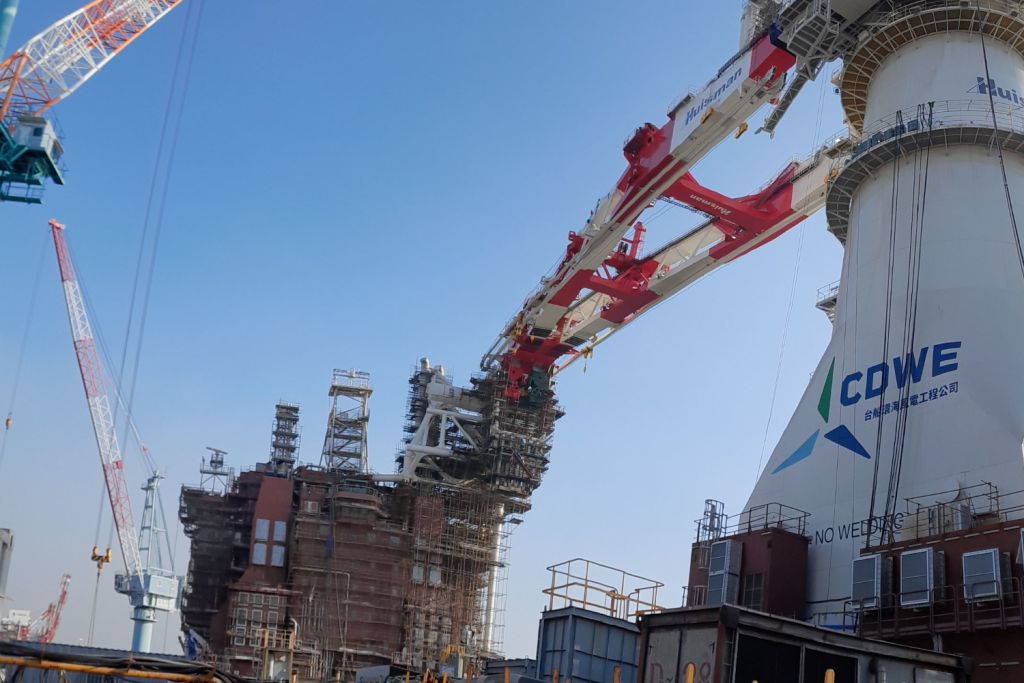 Jeřáb z Huismanu pomáhá na Tchaj-wanu s výrobou čisté energie na moři