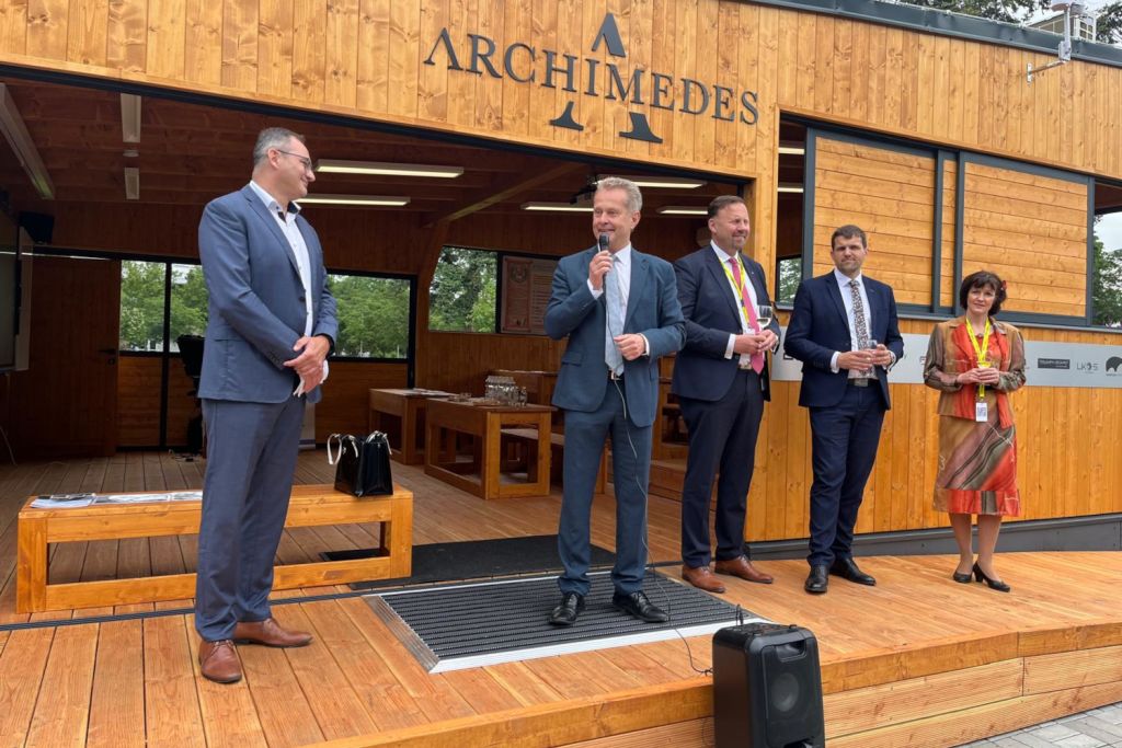 S podporou CzechTrade byla otevřena již pátá venkovní hi-tech učebna. Cílem je propojovat studenty po celém světě