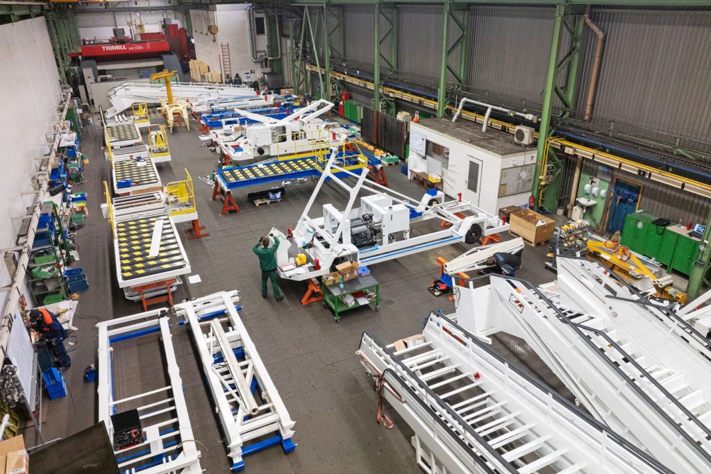 OSTROJ naplno rozjel sériovou výrobu letištní techniky pro Oshkosh AeroTech