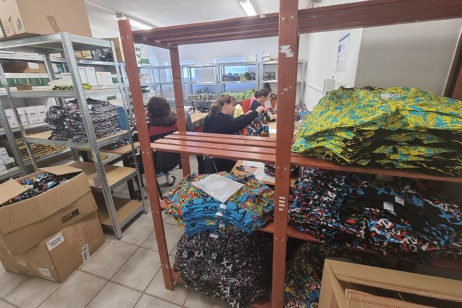 Trenýrkárna.cz podporuje chráněnou dílnu. Její pracovníci kontrolují kvalitu výroby