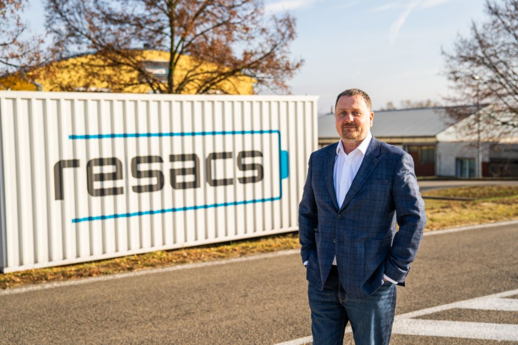 Úspory a stabilita provozu: Proč se výrobním  firmám vyplatí bateriové úložiště