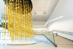 Češi přijeli na EXPO 2020 oživit poušť, LASVIT přivezl déšť zlatých světel